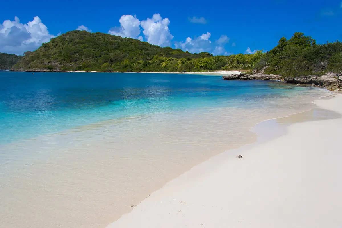 Turquoise water and white sand on Green Island